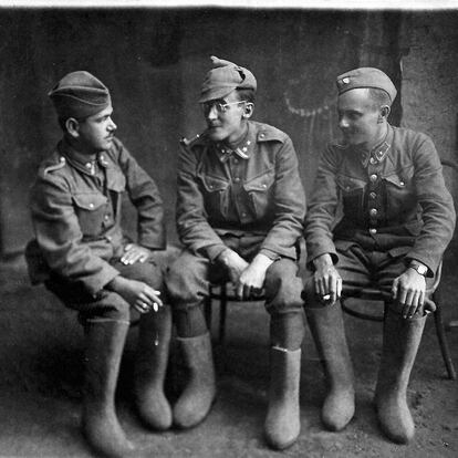 El fotógrafo Lubomir Skrovina, en el centro, en Miropol el 17 de septiembre de 1941.