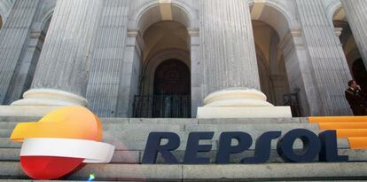 Logotipo de Repsol en la Bolsa de Madrid