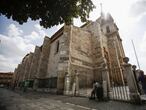 Vista de la catedral de Alcalá de Henares desde la plaza de los Santos Niños, estos monumentos se solían situar en las zonas altas de las ciudad, lugares estratégicos y en torno a ellas se generaba la vida de la ciudad.