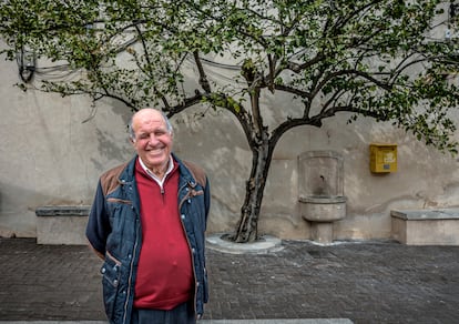 El alcalde de Almudaina, Jose Luis Seguí, frente al muro de la iglesia del pueblo alicantino.