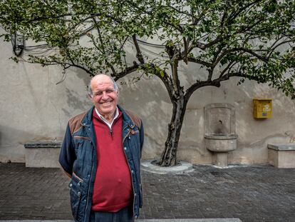 El alcalde de Almudaina, Jose Luis Seguí, frente al muro de la iglesia del pueblo alicantino.