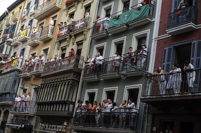 Todos los balcones por donde transcurre el encierro permanecen completos durante la quinta jornada de las fiestas de los Sanfermines.