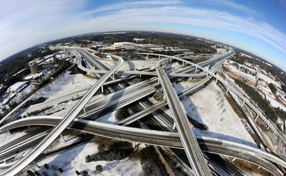 Esta imagen capturada con un objetivo 'ojo de pez' muestra la carretera que rodea Atlanta conocida como "Spaghetti Junction", cubierta de hielo.