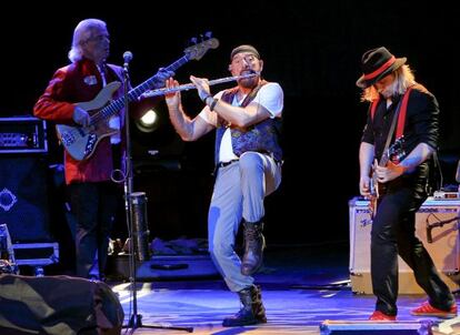 Ian Anderson, líder de Jethro Tull, junto a su formación, en una actuación el pasado verano en Madrid.