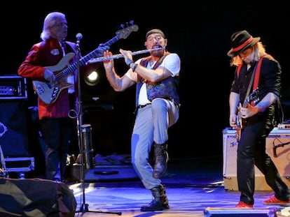 Ian Anderson, líder de Jethro Tull, junto a su formación, en una actuación el pasado verano en Madrid.