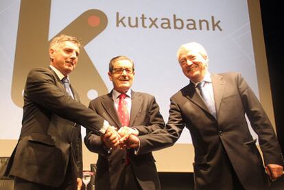 El presidente de BBK y futuro de Kutxabank, Mario Fernández, estrecha ayer las manos con sus homólogos de Kutxa, Xabier Iturbe (izquierda) y Vital, Carlos Zapatero.