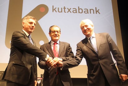 El presidente de BBK y futuro de Kutxabank, Mario Fernández, estrecha ayer las manos con sus homólogos de Kutxa, Xabier Iturbe (izquierda) y Vital, Carlos Zapatero.