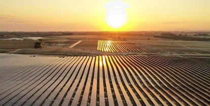 Un parque de energía solar en una imagen de archivo.