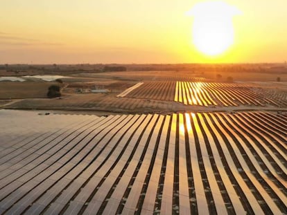 Un parque de energía solar en una imagen de archivo.