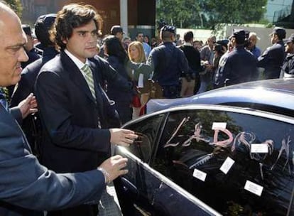 Güemes entraba el martes en su coche con una pintada en el cristal.