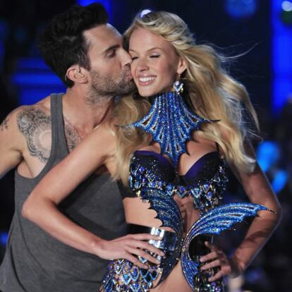 Adam Levine, cantante de Maroon 5, besa a Anne Vyalitsyna durante su actuación