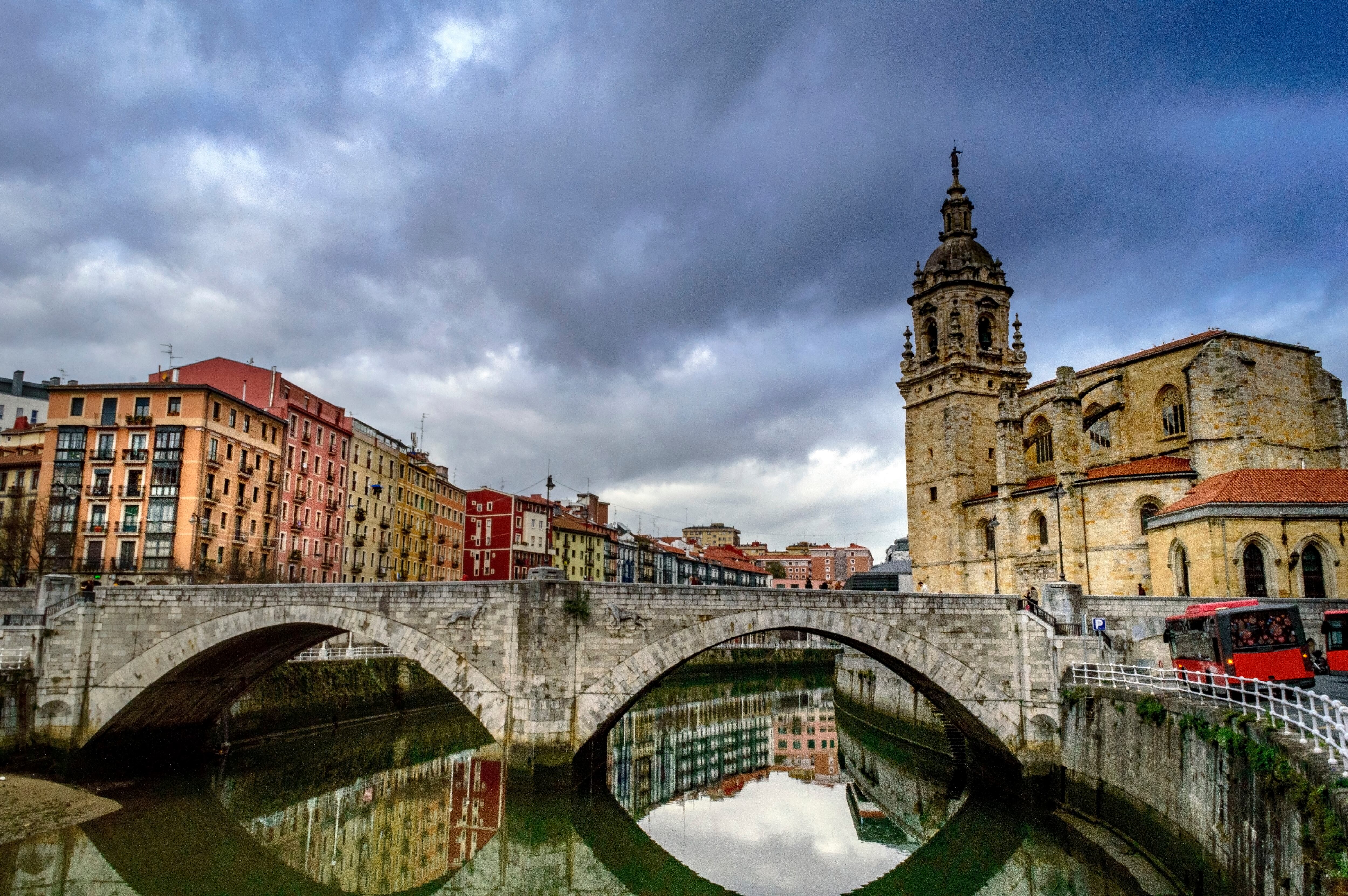 El puente de San Antón, con vistas a la iglesia del mismo nombre y la ría de Bilbao.