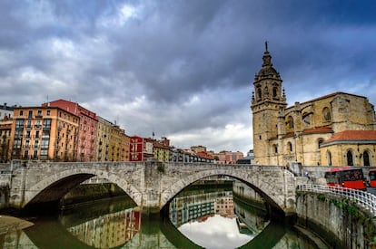 El puente de San Antón, con vistas a la iglesia del mismo nombre y la ría de Bilbao.
