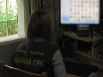 Una agente inspecciona archivos de pornograf&iacute;a infantil incautados.
