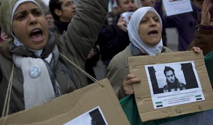 Protesta en París, ayer, por la muerte en Siria del fotógrafo Remi Ochlik.