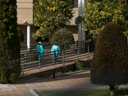 Dos personas con equipos de protección este viernes en las instalaciones de la residencia Vigor, en Becerril de la Sierra (Madrid).