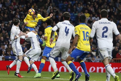 El centrocampista de la UD Las Palmas, Vicente Gómez (2i), remata ante la defensa del Real Madrid.