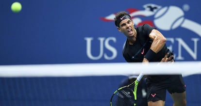 Nadal sirve durante el partido de la 2ª ronda contra Daniel.