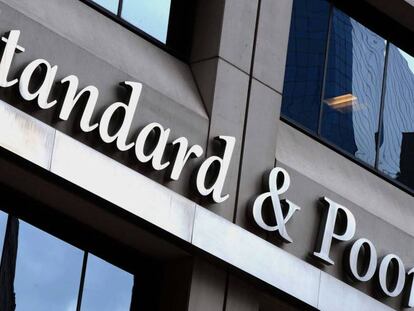 La SEC acusa a S&P de violar las normas de conflicto de interés de las agencias calificadoras