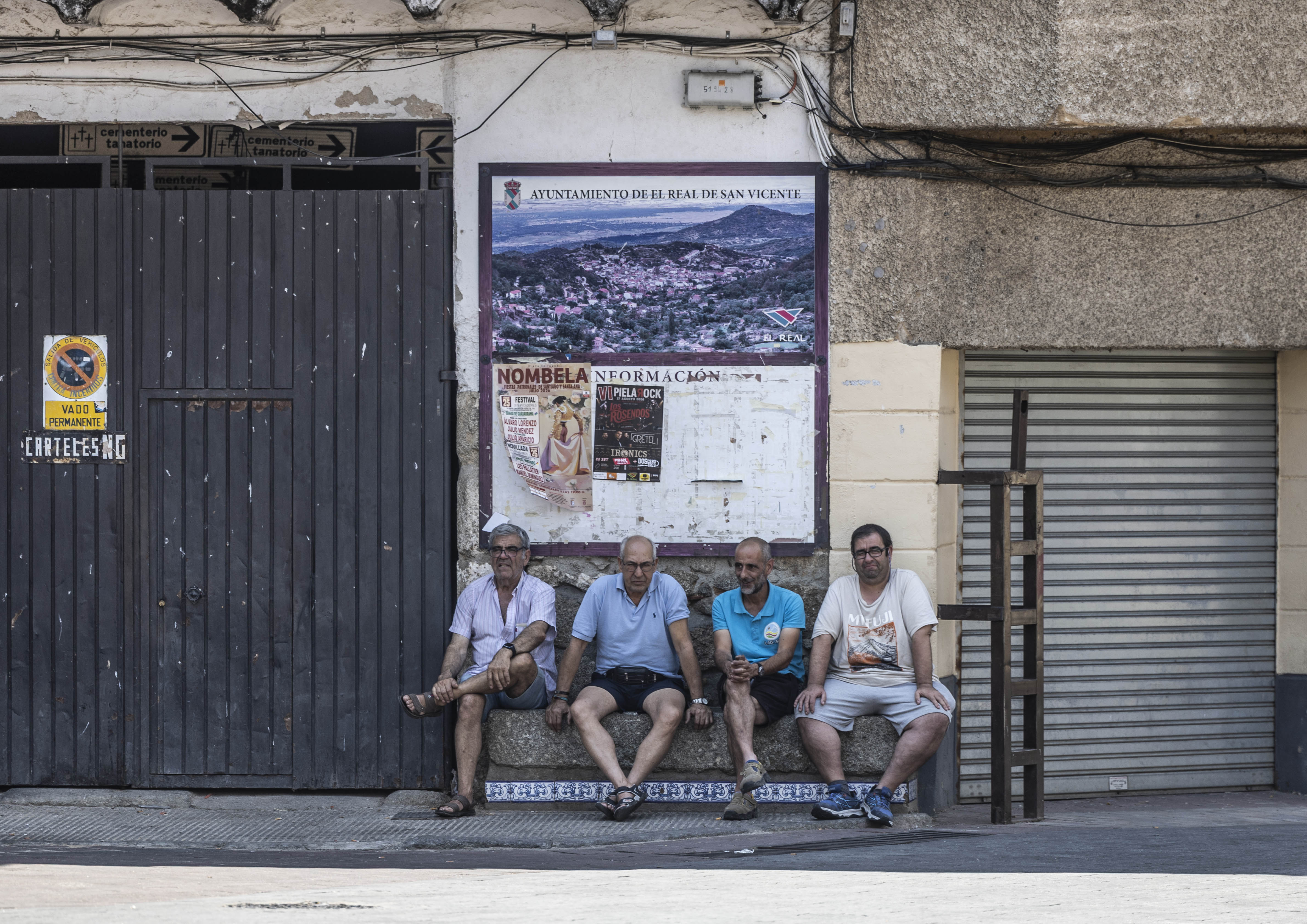 Cuatro vecinos que han regresado a Real de San Vicente, una de las localidades de Toledo en las que se ha autorizado el retorno de los vecinos. 