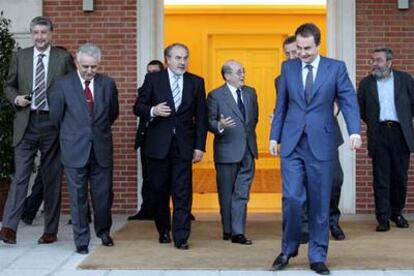 De izquierda a derecha: Fidalgo, Bárcenas, Solbes, Cuevas, Caldera (semitapado), Rodríguez Zapatero y Méndez, en el Palacio de La Moncloa.