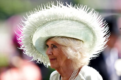 El tercer día del Royal Ascot, como es tradición desde el siglo XIX, marca la celebración del Ladies Day. Una jornada que marca el ecuador del evento y que tampoco se han querido perder Carlos III y Camila. Para la ocasión, la reina lució un broche heredado del joyero de Isabel II.