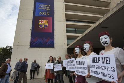 Protesta ante el Palacio de Congresos,donde se celebr&oacute; la asamblea de compromisarios del Bar&ccedil;a.