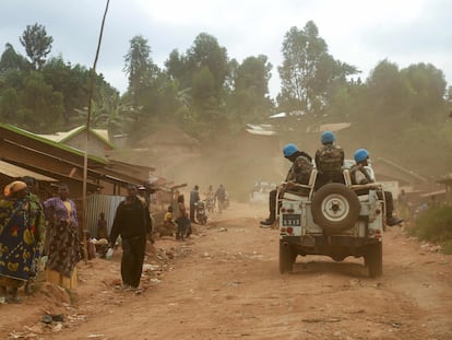 Un grupo de mujeres frente a una misión de la ONU, en República Democrática del Congo, el pasado marzo.