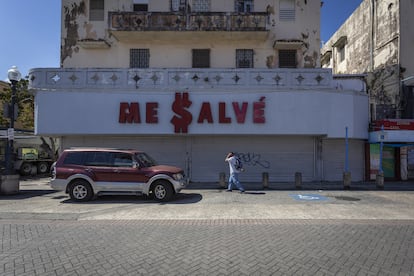 Una calle en la ciudad de San Juan, en Puerto Rico, con un cartel en español, el pasado abril de 2020.