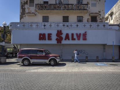 Una calle en la ciudad de San Juan, en Puerto Rico, con un cartel en español, el pasado abril de 2020.