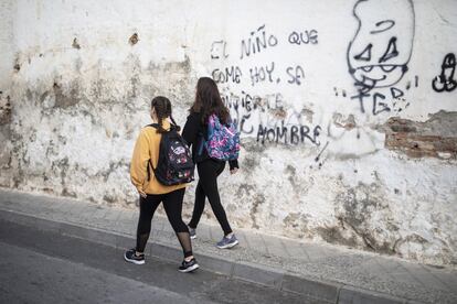 Todos los días Laura sale de casa poco después de las ocho con su amiga Gema, vecina de ella desde que nacieron. Caminan juntas hasta el instituto y tardan apenas cinco minutos en llegar. Las clases empiezan a las 8.15 de la mañana y hay una cosa que Laura odia: empezar con Educación Física.