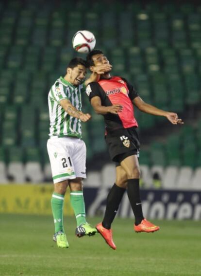 Teerasil, a la derecha, contra el Betis.