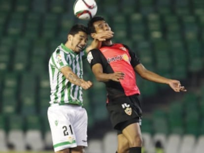 Teerasil, a la derecha, contra el Betis.