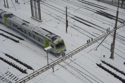 Un tren llega a la estación de Berna, Suiza.