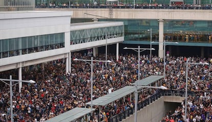 Miles de personas se agolpan ante el Aeropuerto del Prat convocados por Tsunami Democràtic, en octubre de 2016.