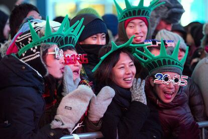 Neoyorquinos celebran en Times Square la Nochevieja.