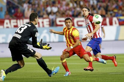 Alexis intenta rematar un balón ante el portero Courtois y el defensa Filipe Luis.