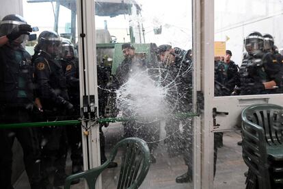 La Guàrdia Civil trenca una porta al centre de votació de Sarrià de Ter (Gironès).