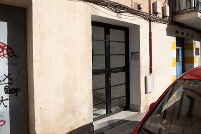 Vista de la vivienda en la que una mujer de 57 años ha fallecido poco antes de esta medianoche tras ser agredida con un cuchillo, a la altura del cuello, en un domicilio de la calle Santa Ana de Cuenca.