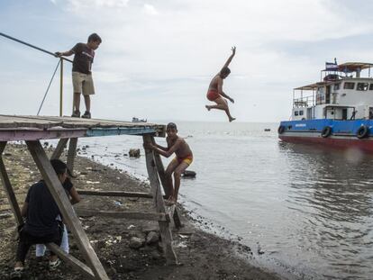 Unos niños saltan desde el antiguo embarcadero de Moyogalpa. Hoy está inservible para su uso original por la bajada del nivel del lago.