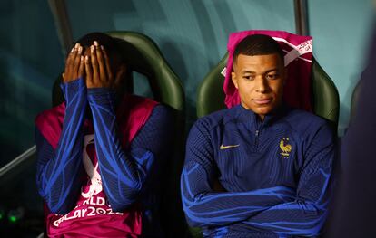 Kylian Mbappe, en el banquillo de suplentes durante el partido frente a Túnez.  