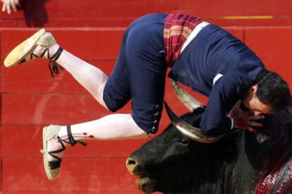 Pepín Liria, ayer durante la cogida del primero de los toros de la tarde en la plaza de La Ribera.