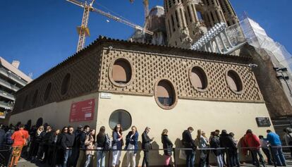 Cua de turistes per entrar a la Sagrada Fam&iacute;lia. 