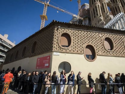 Cua de turistes per entrar a la Sagrada Fam&iacute;lia. 