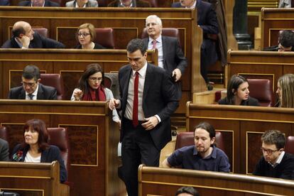 Pedro Sánchez pasa junto a los escaños de Pablo Iglesias e Íñigo Errejón.