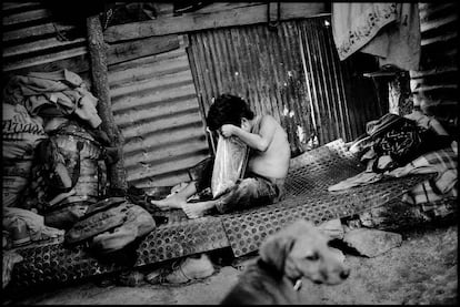 Un ni&ntilde;o en la casa de su familia, en Oaxaca (M&eacute;xico).