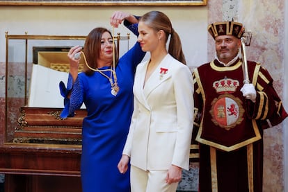 Ese mismo día, tras jurar la Constitución, la princesa también recibió la Medalla de Oro del Congreso de los Diputados y Medalla de Oro del Senado. Ambas son las máximas distinciones que entregan las Cámaras. En la imagen, la presidenta del Congreso de los Diputados y tercera autoridad del Estado, Francina Armengol, pone la condecoración a la princesa Leonor.