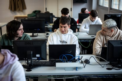 Alumnos de Informático en una aula de FP del instituto público Leonardo da Vinci de Albacete, el 20 de enero.