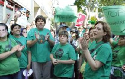 La portavoz de la Plataforma de Afectados por la Hipoteca (PAH), Ada Colau (d), aplaude al centenar de miembros de la Plataforma de Afectados por la Hipoteca (PAH) durante una concentración. EFE/Archivo