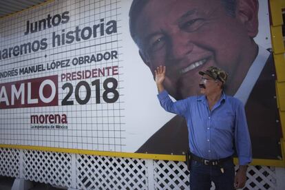 Arturo Cervera junto a la fachada de su negocio.